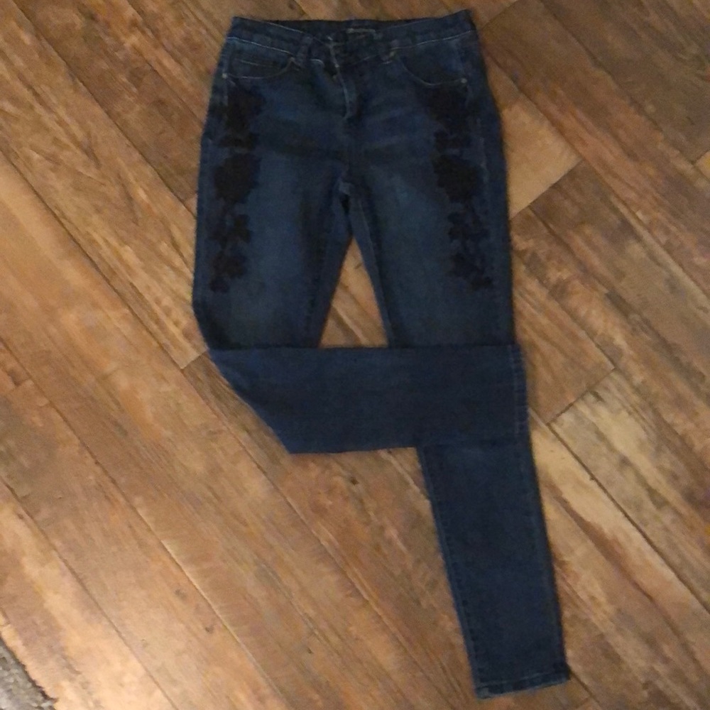 Blue jeans with black embroidery. Crop pants.